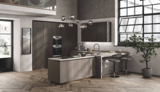 cucina a U LiberaMente di scavolini grande penisola che funge anche da piano snack, ante senza maniglie Biomalta Argilla Agra e impiallacciate Rovere Carbone cucina a U LiberaMente di scavolini grande penisola che funge anche da piano snack, ante senza maniglie Biomalta Argilla Agra e impiallacciate Rovere Carbone