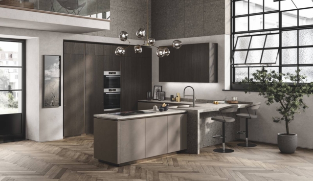 cucina a U LiberaMente di scavolini grande penisola che funge anche da piano snack, ante senza maniglie Biomalta Argilla Agra e impiallacciate Rovere Carbone cucina a U LiberaMente di scavolini grande penisola che funge anche da piano snack, ante senza maniglie Biomalta Argilla Agra e impiallacciate Rovere Carbone