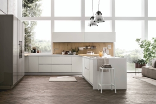 cucina ferro di cavallo Alevè di Stosa, colonne in laccato UV Malta lucido, basi e pensili Neve opaco, schienale in Rovere Natura cucina ferro di cavallo Alevè di Stosa, colonne in laccato UV Malta lucido, basi e pensili Neve opaco, schienale in Rovere Natura