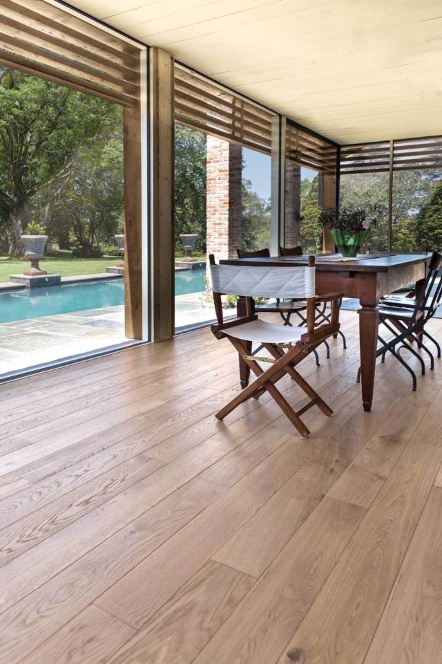 Veranda con parquet Tolin vista piscina Veranda con parquet Tolin vista piscina