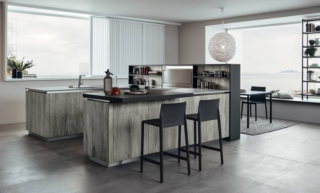 Cucina a U Lounge di Veneta Cucine, al centro della stanza, isola in Decorativo Sabbia Wood Dek con il top in quarzo Bernini Q71 Cucina a U Lounge di Veneta Cucine, al centro della stanza, isola in Decorativo Sabbia Wood Dek con il top in quarzo Bernini Q71