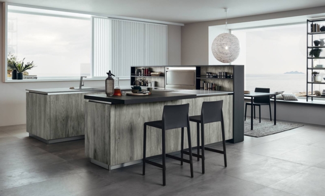 Cucina a U Lounge di Veneta Cucine, al centro della stanza, isola in Decorativo Sabbia Wood Dek con il top in quarzo Bernini Q71 Cucina a U Lounge di Veneta Cucine, al centro della stanza, isola in Decorativo Sabbia Wood Dek con il top in quarzo Bernini Q71