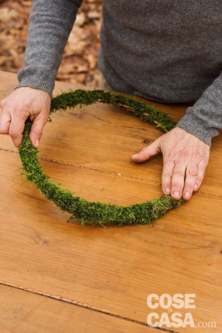 3. Proseguire con il muschio fino a ricoprire tutto il cerchio.  3. Proseguire con il muschio fino a ricoprire tutto il cerchio.