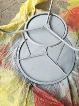 Pulite accuratamente il tavolino con un panno di stoffa, appoggiatelo sopra una superficie protetta con della carta o della plastica lavorando in uno spazio ben areato. Spruzzate una velatura di grigio spray sulla parte inferiore del tavolino e lasciate asciugare. Pulite accuratamente il tavolino con un panno di stoffa, appoggiatelo sopra una superficie protetta con della carta o della plastica lavorando in uno spazio ben areato. Spruzzate una velatura di grigio spray sulla parte inferiore del tavolino e lasciate asciugare.