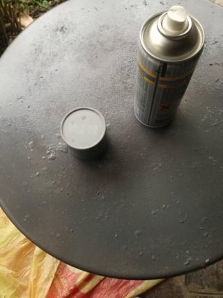 Girate il supporto e dipingete il piano ed il resto della struttura sempre con una velatura di grigio spray, lasciando asciugare il colore all’aria. Rifinite la parte inferiore del tavolino con una velatura di verde chiaro per una doppia colorazione a contrasto. Girate il supporto e dipingete il piano ed il resto della struttura sempre con una velatura di grigio spray, lasciando asciugare il colore all’aria. Rifinite la parte inferiore del tavolino con una velatura di verde chiaro per una doppia colorazione a contrasto.