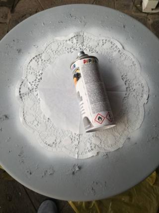 Appoggiate il sottotorta di carta sulla parte centrale del piano, fissandolo con un segmento di nastro adesivo di carta, spruzzate una velatura di bianco spray seguendo con cura i contorni della mascherina quindi sollevatela e lasciate asciugare. Appoggiate il sottotorta di carta sulla parte centrale del piano, fissandolo con un segmento di nastro adesivo di carta, spruzzate una velatura di bianco spray seguendo con cura i contorni della mascherina quindi sollevatela e lasciate asciugare.