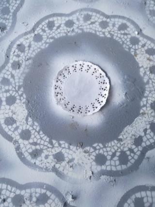 Completate il decoro applicando un mini sottotorta di carta sulla parte centrale del tavolino e spruzzando una rapida velatura di bianco, eliminate la mascherina e lasciate asciugare completamente per un’ora. Completate il decoro applicando un mini sottotorta di carta sulla parte centrale del tavolino e spruzzando una rapida velatura di bianco, eliminate la mascherina e lasciate asciugare completamente per un’ora.