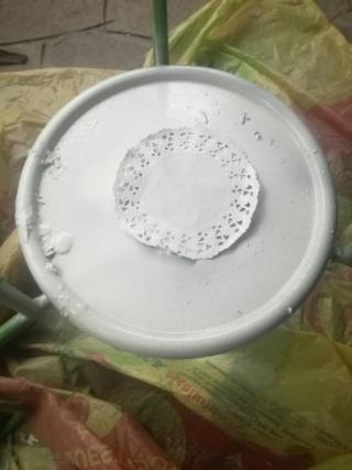 Rifinite anche la parte inferiore del tavolino applicando sul ripiano, se presente, il sottotorta di carta per poi spruzzare una velatura di colore. Lasciate asciugare eliminando la mascherina. Rifinite anche la parte inferiore del tavolino applicando sul ripiano, se presente, il sottotorta di carta per poi spruzzare una velatura di colore. Lasciate asciugare eliminando la mascherina.