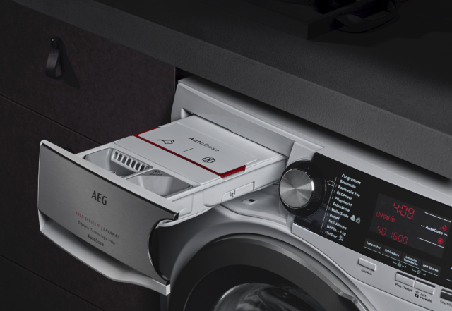 Lavatrice con cassetto aperto, tecnologia AutoDose presente nei modelli AEG serie 6000, 7000 e 8000 Lavatrice con cassetto aperto, tecnologia AutoDose presente nei modelli AEG serie 6000, 7000 e 8000