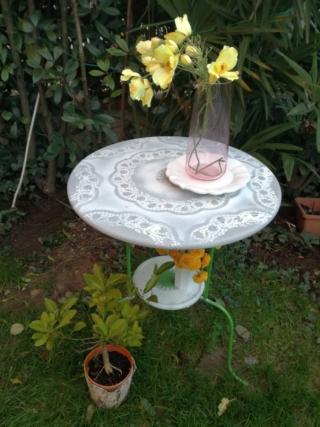 Tavolino effetto pizzo Tavolino effetto pizzo