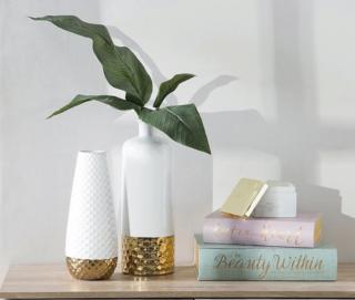 Sono di Beliani i vasi realizzati in ceramica bianca con decori dorati. Noves è il modello a forma di bottiglia: misura ø 14 x H 41 cm e costa 49,99 euro. Coronado ha la superficie decorata da un motivo a rilievo: misura ø 13 x H 32 cm e costa 39,99 euro. www.beliani.it Sono di Beliani i vasi realizzati in ceramica bianca con decori dorati. Noves è il modello a forma di bottiglia: misura ø 14 x H 41 cm e costa 49,99 euro. Coronado ha la superficie decorata da un motivo a rilievo: misura ø 13 x H 32 cm e costa 39,99 euro. www.beliani.it