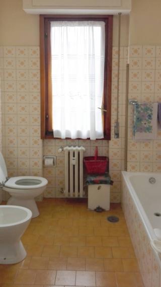 Gli elementi d'arredo, oltre a risultare scomodi e inutilizzabili, erano un ostacolo e vincolavano i movimenti nella stanza. Il risultato? Un bagno inaccessibile. Gli elementi d'arredo, oltre a risultare scomodi e inutilizzabili, erano un ostacolo e vincolavano i movimenti nella stanza. Il risultato? Un bagno inaccessibile.