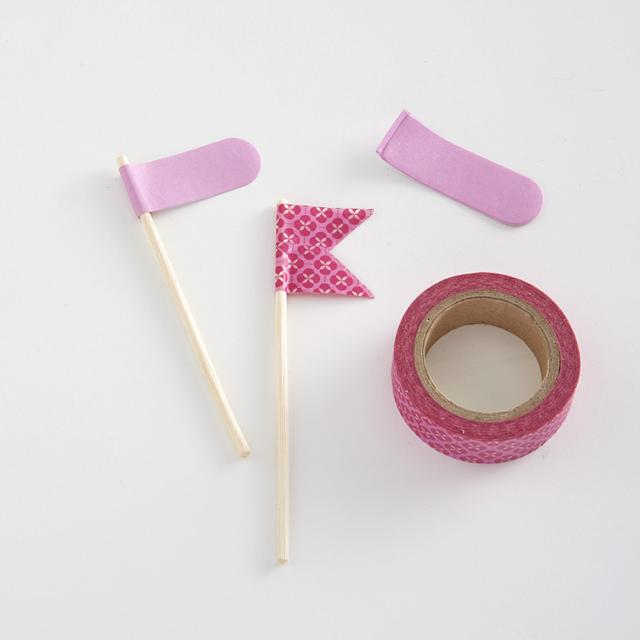 stecchi da spiedo tagliati in segmenti della stessa misura decorati con etichette adesive sulla parte superiore realizzate usando nastro decorativo - Fai da te Segnaposto Pasqua Step 5 stecchi da spiedo tagliati in segmenti della stessa misura decorati con etichette adesive sulla parte superiore realizzate usando nastro decorativo - Fai da te Segnaposto Pasqua Step 5