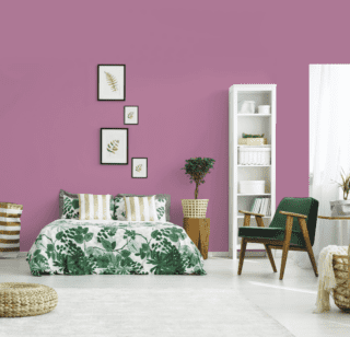 camera con parete viola chiaroTINTALEVO max mayer e quadri appesi camera con parete viola chiaroTINTALEVO max mayer e quadri appesi