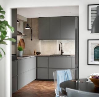 La composizione angolare di Ikea Italia ha i frontali lisci Voxtorp grigio scuro con finitura opaca ha uno stile essenziale ed elegante che permette di inserirla anche in ambienti classici. Le ante hanno le maniglie a gola integrate che garantiscono un'ottima presa e si trasformano in un elemento design. È garantita 25 anni. Un' anta Voxtorp misura 60 x 80 cm, prezzo 57 euro. www.ikea.com La composizione angolare di Ikea Italia ha i frontali lisci Voxtorp grigio scuro con finitura opaca ha uno stile essenziale ed elegante che permette di inserirla anche in ambienti classici. Le ante hanno le maniglie a gola integrate che garantiscono un'ottima presa e si trasformano in un elemento design. È garantita 25 anni. Un' anta Voxtorp misura 60 x 80 cm, prezzo 57 euro. www.ikea.com