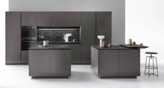 La composizione Logica L90 di Valdesign, declinata in una raffinata gradazione grigio scuro, è funzionale ed ergonomica; è personalizzabile nei rivestimenti e nei sistemi di apertura delle ante e dei cassetti. Le due isole, attrezzate rispettivamente con la zona cottura e con un piano snack, rendono comodi e veloci le attività. Un modulo base da 60 cm, prezzo 256 euro (top e zoccolo esclusi). www.valdesigncucine.eu La composizione Logica L90 di Valdesign, declinata in una raffinata gradazione grigio scuro, è funzionale ed ergonomica; è personalizzabile nei rivestimenti e nei sistemi di apertura delle ante e dei cassetti. Le due isole, attrezzate rispettivamente con la zona cottura e con un piano snack, rendono comodi e veloci le attività. Un modulo base da 60 cm, prezzo 256 euro (top e zoccolo esclusi). www.valdesigncucine.eu