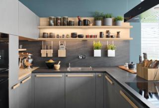 La cucina cera line di TEAM 7 ha i frontali realizzati in ceramica naturale in una raffinata e moderna tonalità grigio chiaro, messa in risalto dalle maniglie compatte in legno chiaro. Anche il top è in ceramica naturale che lo rende antibatterico, facile da pulire, resistente ai graffi e alle alte temperature. Un modulo base da 60 cm con anta, prezzo su richiesta. www.team7-home.com La cucina cera line di TEAM 7 ha i frontali realizzati in ceramica naturale in una raffinata e moderna tonalità grigio chiaro, messa in risalto dalle maniglie compatte in legno chiaro. Anche il top è in ceramica naturale che lo rende antibatterico, facile da pulire, resistente ai graffi e alle alte temperature. Un modulo base da 60 cm con anta, prezzo su richiesta. www.team7-home.com