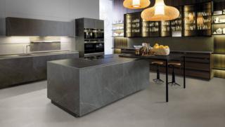 Effetto marmo grigio con sottili venature bianche per le ante lisce dell'ampia cucina Telero di Euromobil: sono realizzate in gres Laminam pietra grey e sono prive di maniglie. La tonalità  grigio chiaro degli arredi rende l'ambiente luminoso e ricercato. Un modulo base da 60 cm, prezzo 596 euro + IVA. www.euromobil.com Effetto marmo grigio con sottili venature bianche per le ante lisce dell'ampia cucina Telero di Euromobil: sono realizzate in gres Laminam pietra grey e sono prive di maniglie. La tonalità  grigio chiaro degli arredi rende l'ambiente luminoso e ricercato. Un modulo base da 60 cm, prezzo 596 euro + IVA. www.euromobil.com