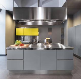 La cucina sartoriale Atelier di Abimis si sviluppa intorno alla grande isola centrale attrezzata che ha le ante squadrate, realizzate in resistente e solido acciaio inox, verniciato grigio chiaro, che garantisce il massimo dell'igiene e pulizie veloci; inoltre è biologicamente puro e riciclabile al 100%. Si tratta di un modello estremamente personalizzabile. Prezzo su richiesta. www.abimis.com La cucina sartoriale Atelier di Abimis si sviluppa intorno alla grande isola centrale attrezzata che ha le ante squadrate, realizzate in resistente e solido acciaio inox, verniciato grigio chiaro, che garantisce il massimo dell'igiene e pulizie veloci; inoltre è biologicamente puro e riciclabile al 100%. Si tratta di un modello estremamente personalizzabile. Prezzo su richiesta. www.abimis.com