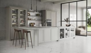 Fa parte della Collezione Maestrale di Scandola Mobili la cucina che ha le ante riquadrate Margot in legno di abete nelle luminose colorazioni Grigio Polvere e Bianco Fumo. La composizione si articola in due blocchi: l’isola attrezzata con i fuochi e il lavello e le colonne a parete con vetrine che accolgono gli elettrodomestici, la dispensa e le stoviglie. Il top e lo schienale sono realizzati in Neolith Abu Dhabi White effetto marmo chiaro. Un modulo base da 60 cm, prezzo 452 euro + IVA. http://www.scandolamobili.it Fa parte della Collezione Maestrale di Scandola Mobili la cucina che ha le ante riquadrate Margot in legno di abete nelle luminose colorazioni Grigio Polvere e Bianco Fumo. La composizione si articola in due blocchi: l’isola attrezzata con i fuochi e il lavello e le colonne a parete con vetrine che accolgono gli elettrodomestici, la dispensa e le stoviglie. Il top e lo schienale sono realizzati in Neolith Abu Dhabi White effetto marmo chiaro. Un modulo base da 60 cm, prezzo 452 euro + IVA. http://www.scandolamobili.it