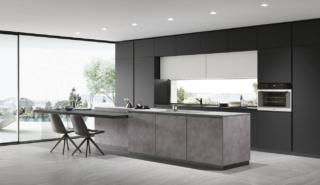 L’isola rettangolare del modello Programma AL32 di Arrex Le Cucine è dotata di un comodo bancone snack laterale: le ante hanno un telaio in alluminio color antracite e sono realizzate in HPL effetto cemento con un aspetto piacevolmente materico; il top è in Fenix nero. Le basi, le colonne e i pensili che danno vita alla composizione lineare a parete sono in vetro opaco nero e bianco. La grande isola ha le ante in HPL Cemento 2810. Un modulo base da 60 cm, prezzo 401 euro + IVA. http://www.arrex.it L’isola rettangolare del modello Programma AL32 di Arrex Le Cucine è dotata di un comodo bancone snack laterale: le ante hanno un telaio in alluminio color antracite e sono realizzate in HPL effetto cemento con un aspetto piacevolmente materico; il top è in Fenix nero. Le basi, le colonne e i pensili che danno vita alla composizione lineare a parete sono in vetro opaco nero e bianco. La grande isola ha le ante in HPL Cemento 2810. Un modulo base da 60 cm, prezzo 401 euro + IVA. http://www.arrex.it