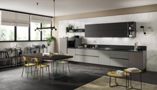 Si sviluppa a parete il modello LiberaMente di Scavolini caratterizzato dalle ante lisce in laccato opaco Grigio Titanio e in laccato opaco Grigio ferro. Il piano è in vetro lucido Grigio Ferro. I pensili a giorno e le mensole del Sistema Parete Metro sono realizzati in decorativo Concrete Harlem. Le gole gli zoccoli in Grigio Ferro ritmano la composizione. Prezzo su richiesta. www.scavolini.com Si sviluppa a parete il modello LiberaMente di Scavolini caratterizzato dalle ante lisce in laccato opaco Grigio Titanio e in laccato opaco Grigio ferro. Il piano è in vetro lucido Grigio Ferro. I pensili a giorno e le mensole del Sistema Parete Metro sono realizzati in decorativo Concrete Harlem. Le gole gli zoccoli in Grigio Ferro ritmano la composizione. Prezzo su richiesta. www.scavolini.com