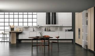 Cucina DOIMOCUCINE con due cappe nere a soffitto forma cilindrica, che sovrastano il piano operativo e creano un piacevole contrasto con sfondo e cucina Cucina DOIMOCUCINE con due cappe nere a soffitto forma cilindrica, che sovrastano il piano operativo e creano un piacevole contrasto con sfondo e cucina