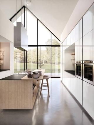 cucina Lain di Euromobil con cappa d’arredo sospesa in acciaio inox dal design compatto e squadrato, protagonista della composizione cucina Lain di Euromobil con cappa d’arredo sospesa in acciaio inox dal design compatto e squadrato, protagonista della composizione