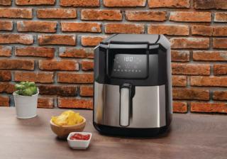 Nella friggitrice ad aria H06AFBS1S3 di Hisense l’aria calda circola dall’alto verso il basso e risale per creare una perfetta distribuzione del calore, per una doratura perfetta. Ha 8 programmi automatici, doppio cesto di cottura per una capienza di 5 litri e timer che può essere impostato fino a un massimo di 60 minuti con un segnale sonoro di avviso. Potenza di 1.700 watt. Misura L 33 x P 38 x H 40 cm. Prezzo 119 euro. www.hisense.it Nella friggitrice ad aria H06AFBS1S3 di Hisense l’aria calda circola dall’alto verso il basso e risale per creare una perfetta distribuzione del calore, per una doratura perfetta. Ha 8 programmi automatici, doppio cesto di cottura per una capienza di 5 litri e timer che può essere impostato fino a un massimo di 60 minuti con un segnale sonoro di avviso. Potenza di 1.700 watt. Misura L 33 x P 38 x H 40 cm. Prezzo 119 euro. www.hisense.it