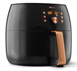 Dotata di tecnologia Smart Sensing, Airfryer XXL HD9867/90 di Philips regola automaticamente il tempo e la temperatura durante la cottura. Con potenza di 2.225 watt, prepara per 6 porzioni e ha 5 ricette preimpostate. Frigge, cuoce al forno, griglia, arrostisce e riscalda e ha funzione di spegnimento automatico. Misura L 43 x P 32 x H 31,5 cm. Prezzo 449,99 euro. www.philips.it Dotata di tecnologia Smart Sensing, Airfryer XXL HD9867/90 di Philips regola automaticamente il tempo e la temperatura durante la cottura. Con potenza di 2.225 watt, prepara per 6 porzioni e ha 5 ricette preimpostate. Frigge, cuoce al forno, griglia, arrostisce e riscalda e ha funzione di spegnimento automatico. Misura L 43 x P 32 x H 31,5 cm. Prezzo 449,99 euro. www.philips.it