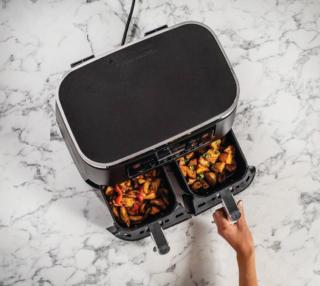 La friggitrice ad aria Ninja Foodi di SharkNinja da 7,6 litri ha 6 modalità di cottura (Max Crisp, arrosto, al forno, per riscaldare, essiccare e per la frittura ad aria) e, grazie alla funzione SYNC, permette di cuocere 2 pietanze in 2 diversi modi, ultimando entrambe le cotture nello stesso momento. Ciascuno dei due scomparti da 3,8 litri, antiaderenti e lavabili in lavastoviglie, può contenere fino a 1 kg di patatine. Il pannello di controllo semplice e intuitivo è dotato di timer con conto alla rovescia, per vedere quanto manca al termine della cottura. Misura L 37 x P 31,5 x H 40 cm. Prezzo 179,99 euro. www.ninjakitchen.it La friggitrice ad aria Ninja Foodi di SharkNinja da 7,6 litri ha 6 modalità di cottura (Max Crisp, arrosto, al forno, per riscaldare, essiccare e per la frittura ad aria) e, grazie alla funzione SYNC, permette di cuocere 2 pietanze in 2 diversi modi, ultimando entrambe le cotture nello stesso momento. Ciascuno dei due scomparti da 3,8 litri, antiaderenti e lavabili in lavastoviglie, può contenere fino a 1 kg di patatine. Il pannello di controllo semplice e intuitivo è dotato di timer con conto alla rovescia, per vedere quanto manca al termine della cottura. Misura L 37 x P 31,5 x H 40 cm. Prezzo 179,99 euro. www.ninjakitchen.it