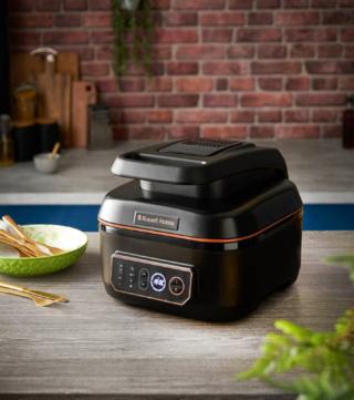 Maxi capiente 5,5 litri, Satisfry Air&Grill Multicooker di Russell Hobbs oltre a friggere ha altre 7 funzioni di cottura: Grill, Rosolare, Slow Cook (temperatura alta e bassa), Arrostire, Cottura al forno e Mantenimento in caldo. Emette calore superiore e inferiore per una doratura veloce ed omogenea e ha termostato regolabile con controlli della temperatura (fino a 260°). Potenza di 1.745 watt. Misura L 32 x P 32 x H 28 cm. Prezzo 199,99 euro. www.russellhobbs.com Maxi capiente 5,5 litri, Satisfry Air&Grill Multicooker di Russell Hobbs oltre a friggere ha altre 7 funzioni di cottura: Grill, Rosolare, Slow Cook (temperatura alta e bassa), Arrostire, Cottura al forno e Mantenimento in caldo. Emette calore superiore e inferiore per una doratura veloce ed omogenea e ha termostato regolabile con controlli della temperatura (fino a 260°). Potenza di 1.745 watt. Misura L 32 x P 32 x H 28 cm. Prezzo 199,99 euro. www.russellhobbs.com