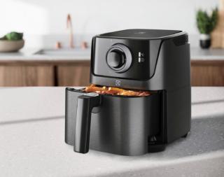 Versatile, Create 5 E5AF1-4GB di Electrolux consente di realizzare diverse ricette che spaziano dal salato al dolce: patatine fritte, verdure grigliate, carne, pesce, cupcake al cioccolato e molto altro. Ha timer che può essere impostato fino a 60 minuti, cestello con capacità di 2,5 litri e una volta terminata la cottura, è facile rimuovere il cestello per impiattare il cibo, mentre la ciotola trattiene il grasso in eccesso o i succhi indesiderati. Ha potenza di 1.350 watt. Misura L 27 x P 35,5 x H 33 cm. Prezzo 79,99 euro. www.electrolux.it Versatile, Create 5 E5AF1-4GB di Electrolux consente di realizzare diverse ricette che spaziano dal salato al dolce: patatine fritte, verdure grigliate, carne, pesce, cupcake al cioccolato e molto altro. Ha timer che può essere impostato fino a 60 minuti, cestello con capacità di 2,5 litri e una volta terminata la cottura, è facile rimuovere il cestello per impiattare il cibo, mentre la ciotola trattiene il grasso in eccesso o i succhi indesiderati. Ha potenza di 1.350 watt. Misura L 27 x P 35,5 x H 33 cm. Prezzo 79,99 euro. www.electrolux.it