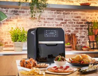 Easy Fry Oven&Grill di Moulinex è 9-in-1 e offre funzioni sia automatiche che manuali di frittura ad aria, rosolatura, grill, cottura al forno e allo spiedo, disidratazione, tostatura e riscaldamento. Grazie ai 3 vassoi, è possibile sfruttare tutti e tre i ripiani contemporaneamente per preparare un pasto completo in una volta sola, Capiente di 11 litri, ha temperatura regolabile da 45°C fino a 200°C. Misura L 32,5 x P 32 x H 37 cm. Prezzo 179,99 euro. www.moulinex.it Easy Fry Oven&Grill di Moulinex è 9-in-1 e offre funzioni sia automatiche che manuali di frittura ad aria, rosolatura, grill, cottura al forno e allo spiedo, disidratazione, tostatura e riscaldamento. Grazie ai 3 vassoi, è possibile sfruttare tutti e tre i ripiani contemporaneamente per preparare un pasto completo in una volta sola, Capiente di 11 litri, ha temperatura regolabile da 45°C fino a 200°C. Misura L 32,5 x P 32 x H 37 cm. Prezzo 179,99 euro. www.moulinex.it