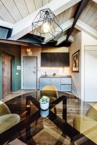 Cucina della mansarda in montagna, a lato dell'ingresso