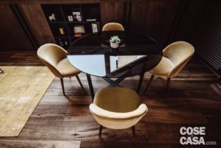 Zona pranzo della mansarda in montagna