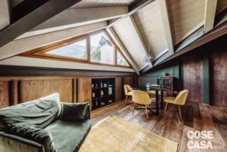 Zona pranzo della  mansarda in montagna