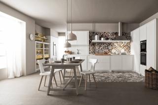 cucina Maestrale di Scandola Mobili con cappa d’arredo che si inserisce perfettamente tra gli elementi in finitura gesso spazzolato e funge anche da mensola e fornisce ganci e barre per appendere gli strumenti cucina Maestrale di Scandola Mobili con cappa d’arredo che si inserisce perfettamente tra gli elementi in finitura gesso spazzolato e funge anche da mensola e fornisce ganci e barre per appendere gli strumenti