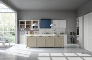Cucina Newport di Stosa con cappa d’arredo Vela, realizzata in metallo laccato Blu Navy opaco che la rende un elemento decorativo e scenografico Cucina Newport di Stosa con cappa d’arredo Vela, realizzata in metallo laccato Blu Navy opaco che la rende un elemento decorativo e scenografico