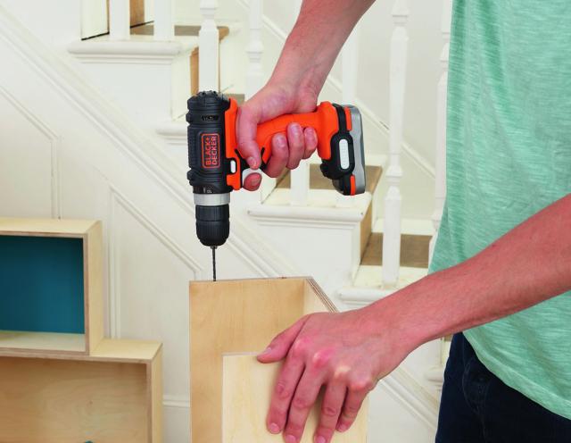 Trapano avvitatore a percussione a 2 velocità meccaniche BDCHD12S1-QW di Black&Decker (www.blackanddecker.it ) è ideale per forare anche su muratura. La batteria con porta USB da 12V alimenta anche i dispositivi mobili. Trapano avvitatore a percussione a 2 velocità meccaniche BDCHD12S1-QW di Black&Decker (www.blackanddecker.it ) è ideale per forare anche su muratura. La batteria con porta USB da 12V alimenta anche i dispositivi mobili.