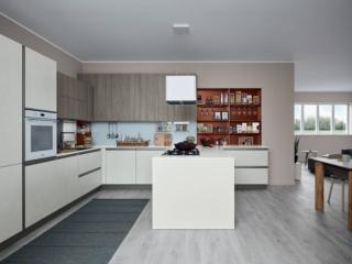 cucina Start-Time di Veneta Cucine con cappa design, squadrata e compatta, è posizionata sopra la penisola attrezzata, che ricorda una sospensione cucina Start-Time di Veneta Cucine con cappa design, squadrata e compatta, è posizionata sopra la penisola attrezzata, che ricorda una sospensione
