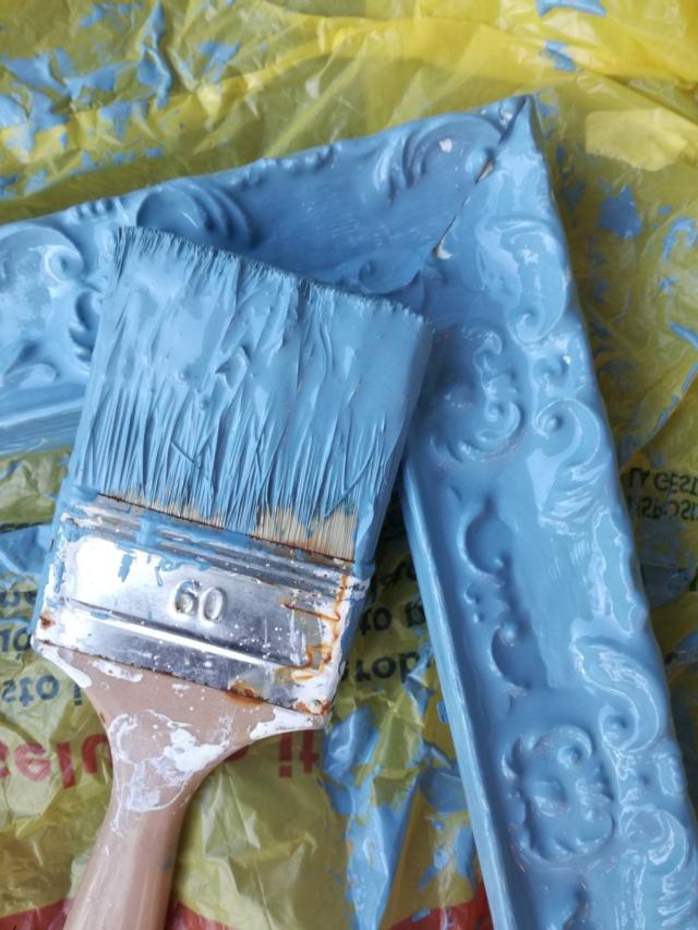 cornice dipinta. Per una colorazione uniforme e piena, stendere due mani di colore sulla superficie della cornice ripassando con cura le parti intagliate ed a rilievo cornice dipinta. Per una colorazione uniforme e piena, stendere due mani di colore sulla superficie della cornice ripassando con cura le parti intagliate ed a rilievo