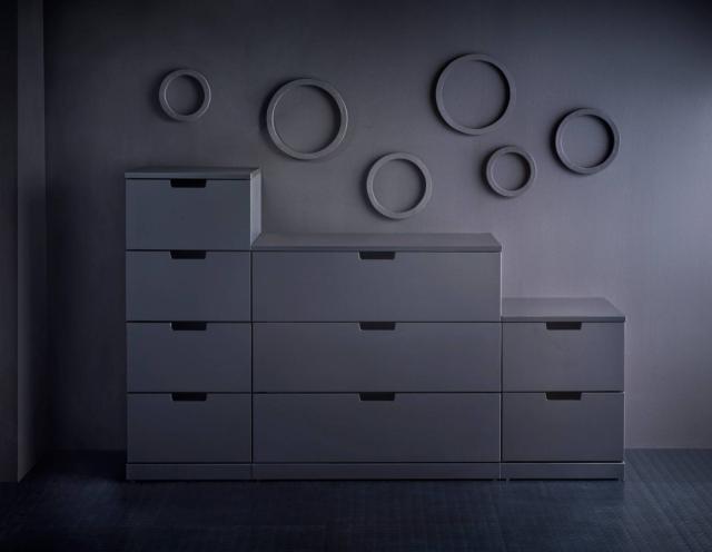 Parete colorata con cornici rotonda nella stessa tinta. Ambientazione Ikea Italia Retail con cassettiera Nordli Parete colorata con cornici rotonda nella stessa tinta. Ambientazione Ikea Italia Retail con cassettiera Nordli