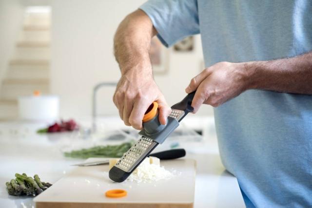 Grattugia a grana fine (o grossa) della linea Functional Form di Fiskars Grattugia a grana fine (o grossa) della linea Functional Form di Fiskars