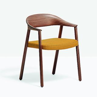 Con braccioli,
Héra di Pedrali (www.pedrali.it),
L 59 x 51,5 x H 47-74,5 cm,
in noce costa da 980 euro.