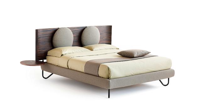 Arredare il sottotetto, letto matrimoniale con testata in legno e comodino integrato, e piedini in metallo. Arredare il sottotetto, letto matrimoniale con testata in legno e comodino integrato, e piedini in metallo.