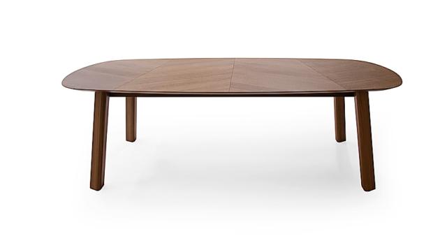 Arredare il sottotetto, tavolo in legno con piano rettangolare e bordi stondati. Arredare il sottotetto, tavolo in legno con piano rettangolare e bordi stondati.