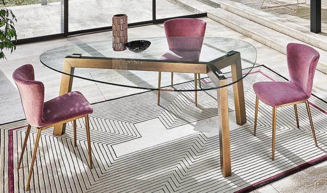 Arredare il sottotetto, tavolo con piano ovoidale in vetro con base in alluminio verniciato. Arredare il sottotetto, tavolo con piano ovoidale in vetro con base in alluminio verniciato.