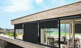 TENDE DA SOLE PRATIC T-LINE una tenda a rullo verticale dall'elegante box in alluminio. Può raggiungere l’ampiezza massima di 400 centimetri TENDE DA SOLE PRATIC T-LINE una tenda a rullo verticale dall'elegante box in alluminio. Può raggiungere l’ampiezza massima di 400 centimetri