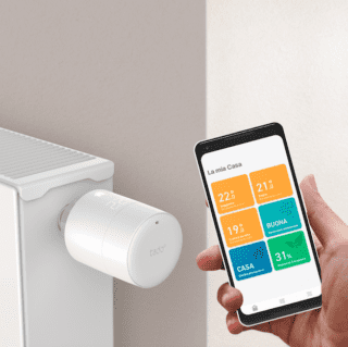 Il termostato intelligente e le nuove valvole termostatiche di tado° permettono di monitorare le diverse tipologie di inquinanti e di pollini presenti nell’aria e di sapere quando è consigliabile arieggiare casa oppure, al contrario, tenere le finestre chiuse. Attraverso l'app dedicata, gli utenti possono avere accesso a dati predittivi in termpo reale e visualizzare una panoramica dettagliata della qualità dell’aria circostante in modo da ridurre l’esposizione agli agenti inquinanti. Non solo, le valvole forniscono inoltre una previsione della concentrazione di pollini provenienti da graminacee, piante erbacee e arboree. Il termostato intelligente, le valvole, l'app e il software sono pensati quindi per offrire un clima confortevole in casa e garantire il massimo dell'efficienza dal punto di vista energetico e salubre.
Le nuove funzionalità si aggiungono alla Skill Benessere Ambientale, che già raccoglie dati sulla qualità dell’aria all’esterno e all’interno dell’abitazione. È quindi possibile visualizzare il tasso di umidità in ciascuna stanza e ricevere consigli su come migliorare il benessere in casa. www.tado.com